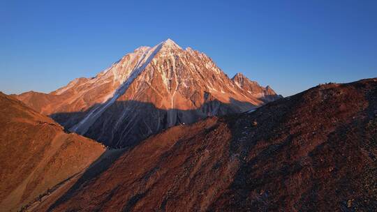 川西雅拉雪山日落日照金山航拍