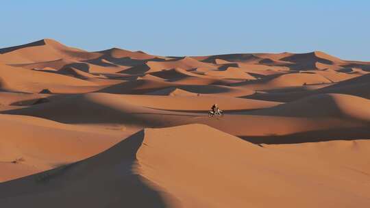摩洛哥撒哈拉沙漠沙丘的越野汽车视频素材模板下载