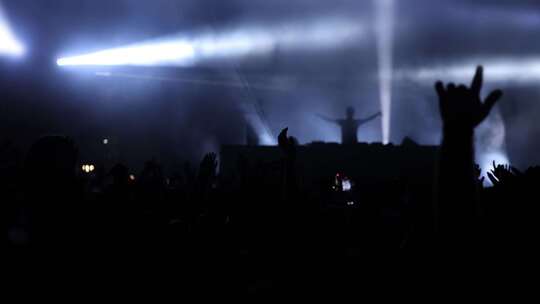 在音乐会上闪耀演唱会乐队狂欢