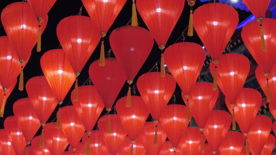 新春新年元宵节古城大量游客观赏花灯