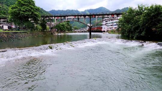 溪流湍湍的瑶河