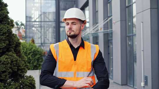 建筑地盘外男性工业工人的肖像