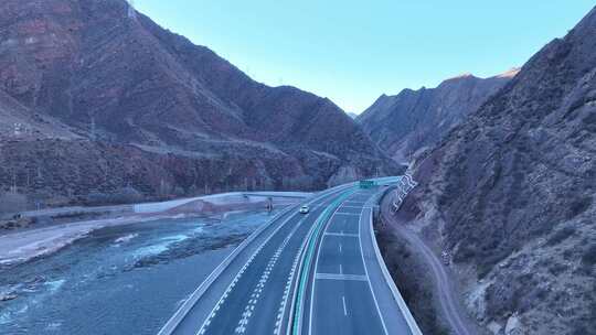 无人机航拍西藏高速