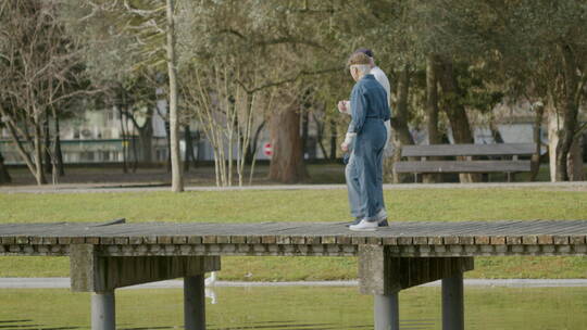夫妇在木桥上散步视频素材模板下载