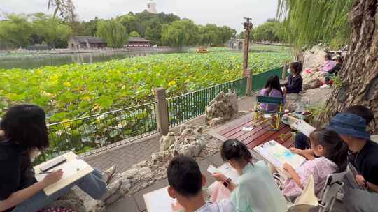 北京北海公园小朋友写生画画