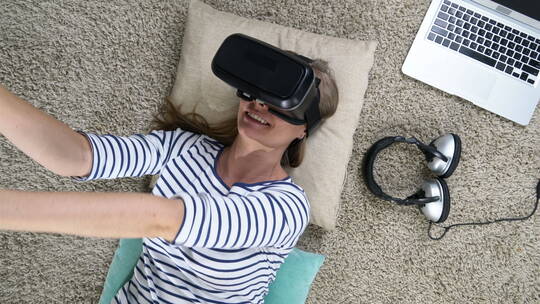 年轻女子在体验虚拟现实眼镜视频素材模板下载