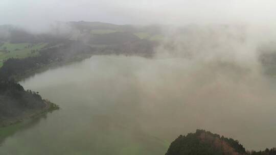 航拍清晨雾气弥漫的湖景