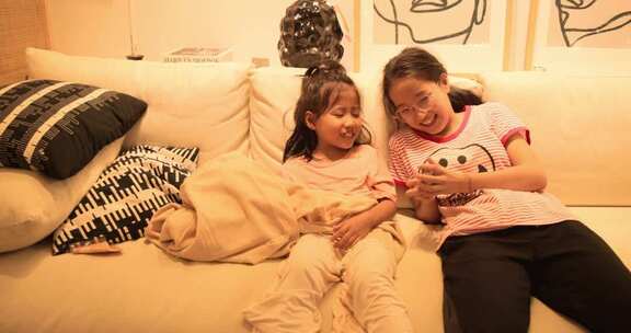 姐妹沙发上互动温馨场景