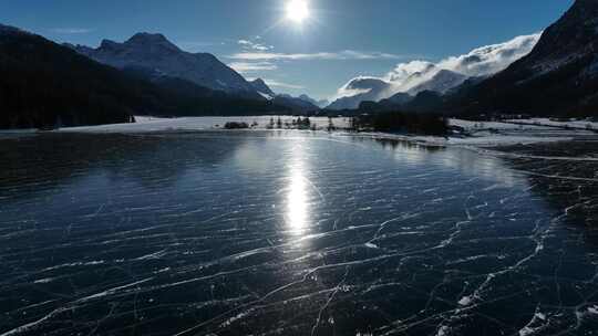 高原雪山下的湖被冰封