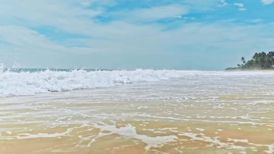 海浪冲上海滩