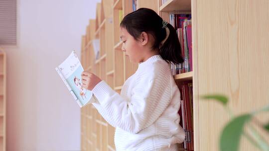4K升格实拍站在图书馆书架旁看书的女孩