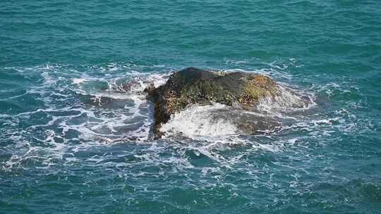 早晨大海海浪浪花拍打礁石升格慢动作