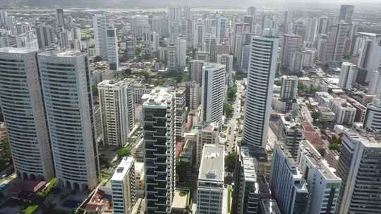 在巴西的Boa Viagem拍摄的高空摩天大楼。沿海城市。蓝色的海洋水域。
累西腓，巴西by