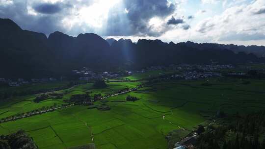 在贵州美丽的山区村落和山脉光