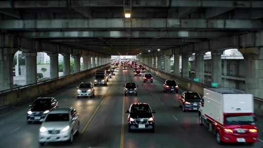 高架道路上行驶的车流