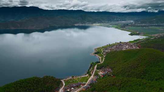 云南高原湖泊泸沽湖远眺草海蛇岛