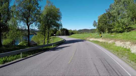 在挪威的道路上驾驶汽车大西洋路或大西洋路