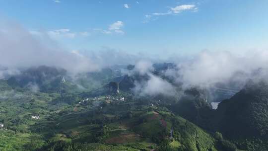 云雾缭绕的山林间