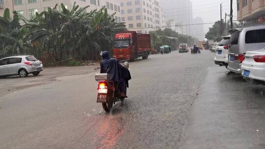 大雨倾盆水漫路面