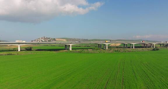 架在绿色田地上方的马路公路