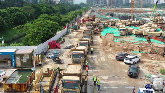 航拍泥头车工地装土道路上行驶