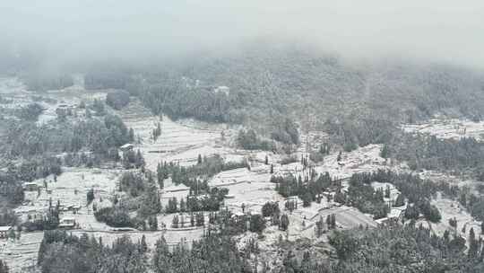 大自然寒潮冬天下雪的村庄田野航拍风景