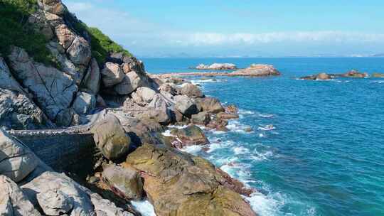 海南三亚海岸线上礁石沙滩海浪