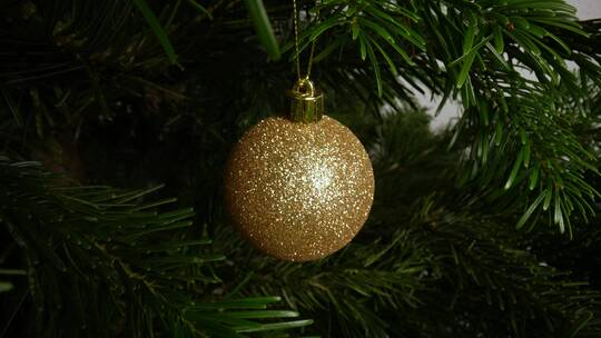 圣诞树上的金色装饰球