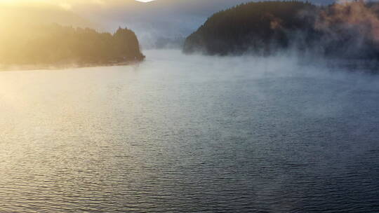 日出时山间热气腾腾的湖面