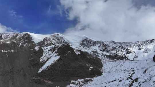 航拍川西贡嘎山区勒多曼因雪山风光