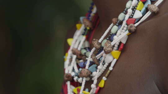 非洲坦桑尼亚色非洲马赛人穿传统服装跳舞唱歌彩斑斓的珠饰项链特写