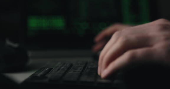 在键盘上打字的黑客