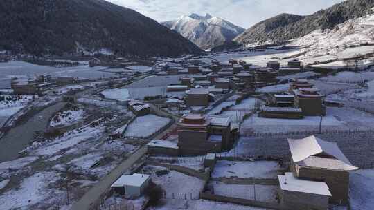 川西航拍雪后的上城子村雪景田园风光