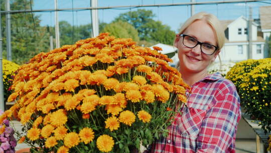 花匠抱着一捧橙色的花