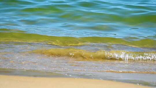 大海海岛海浪浪花冲刷沙滩升格特写