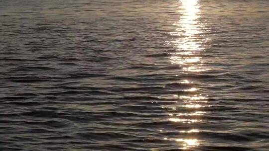 日落映照着海洋的涟漪