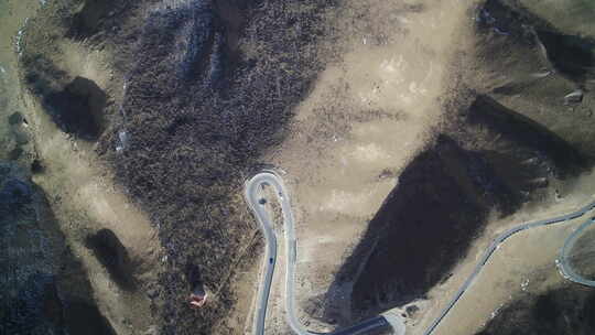 青海湖高原山脉公路俯拍视频素材模板下载