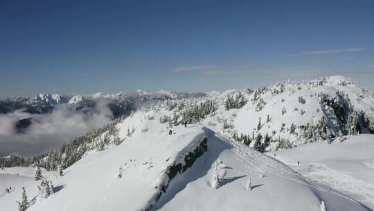 雪山风景中有人滑雪的壮观景象