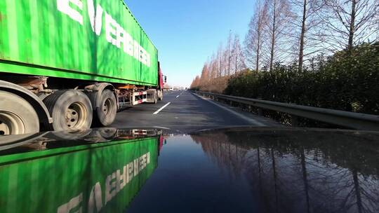 汽车在高速公路上行驶第一视角