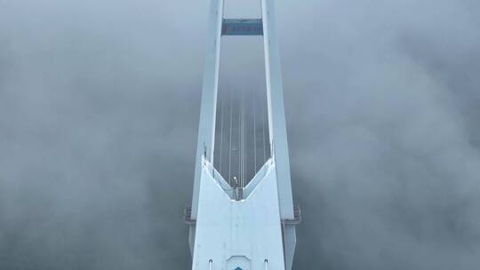 航拍云雾中的贵州平塘特大桥