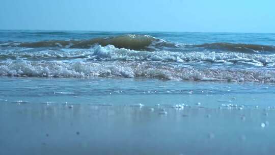 波浪缓慢地冲上岸