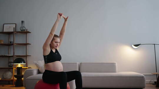 孕妇在家用健身球训练缓解妊娠晚期背部疼痛