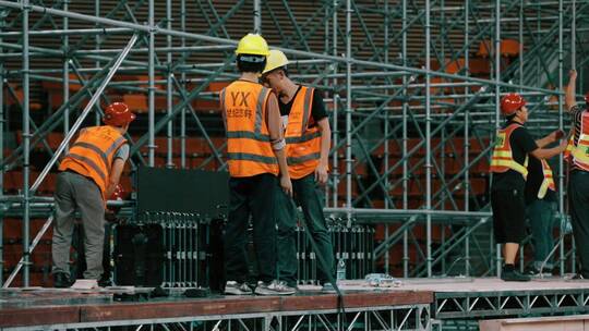 工人在舞台搭建场地内进行施工操作