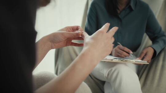 焦虑的女人特写视频素材模板下载