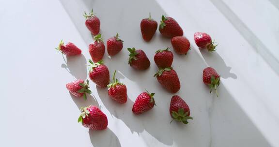 草莓洒水实拍特写