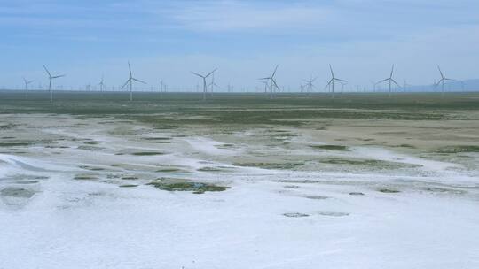 天空之境盐湖上的风车视频素材模板下载