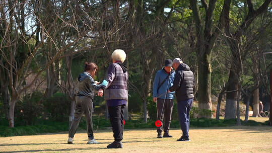 公园大爷大妈玩空竹视频素材模板下载