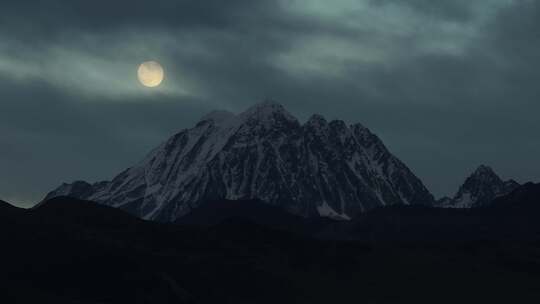 夜晚月光下的雪山顶