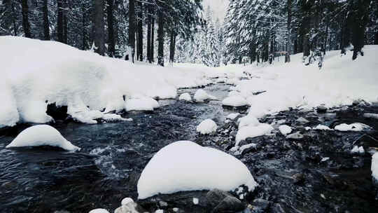 冬天冰雪中的河流