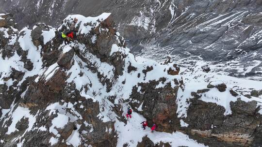 航拍攀登雪宝顶雪山的登山者通过骆驼背